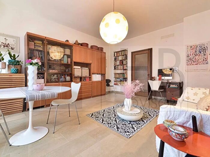 Appartamento trilocale in vendita in Via Emilio De Marchi, Milano