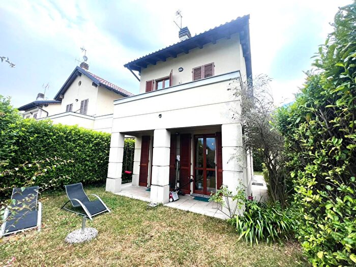 Casa con 7 locali in vendita in Via Vignolo, Colico