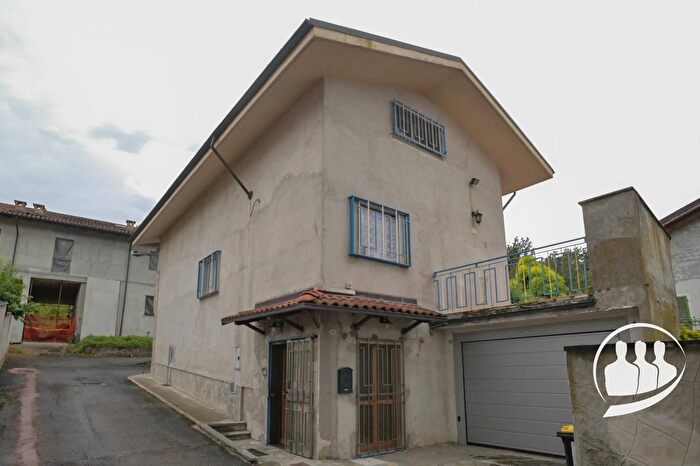 Casa con 9 locali in affitto in Vicolo San Carlo, Brusasco