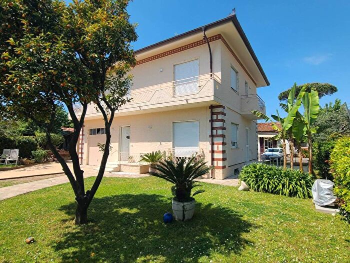 Casa con 5 locali in affitto in Via Luigi Galvani, Pietrasanta