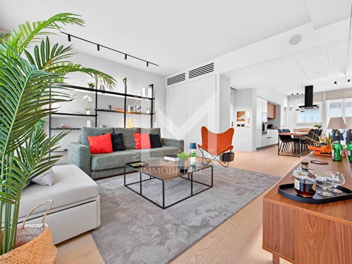 Appartamento trilocale in affitto in Via Ippolito Rosellini, Isola, Milano