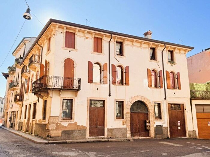 Appartamento trilocale in affitto in Vicolo san faustino, Veronetta, Verona