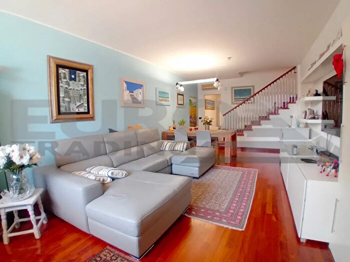 Casa con 10 locali in vendita in Via Roma, Casier