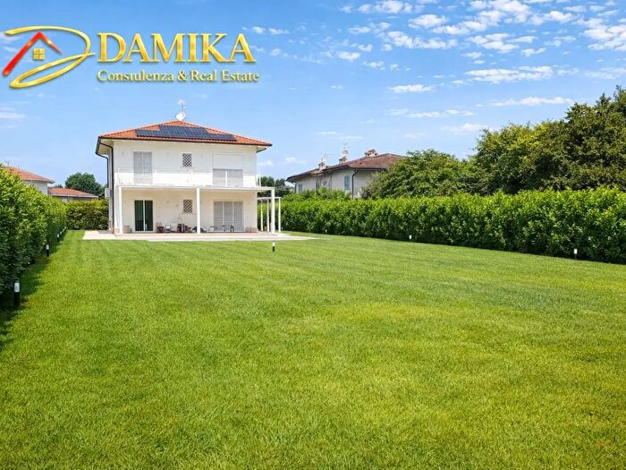 Appartamento con 12 locali in vendita in Pietrasanta