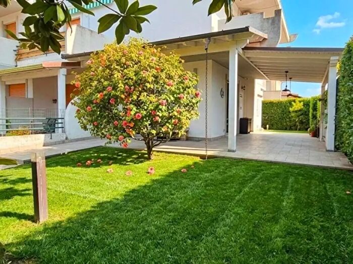 Casa con 5 locali in vendita in Massa