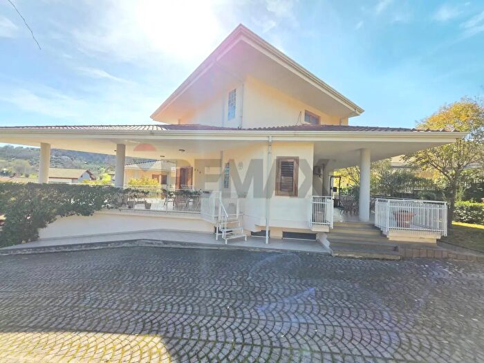 Casa con 9 locali in vendita in Via Alessandro Manzoni, Rende