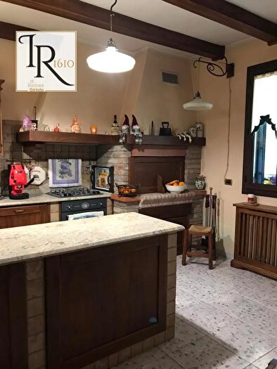 Casa con 15 locali in vendita in Badia Polesine