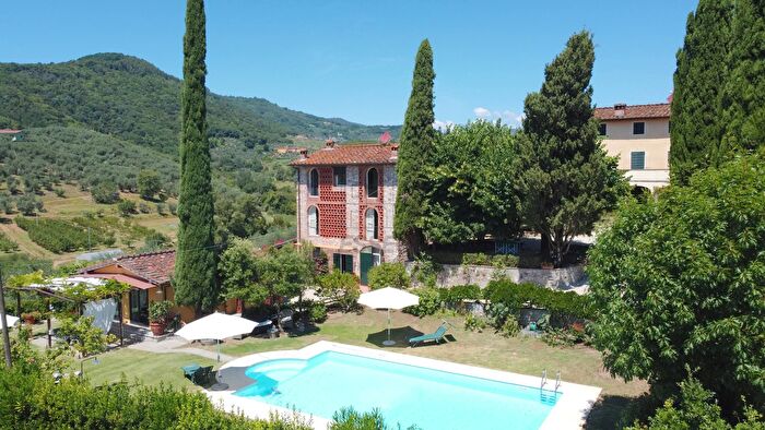 Casa con 20 locali in vendita in Via di Mammoli, Lucca