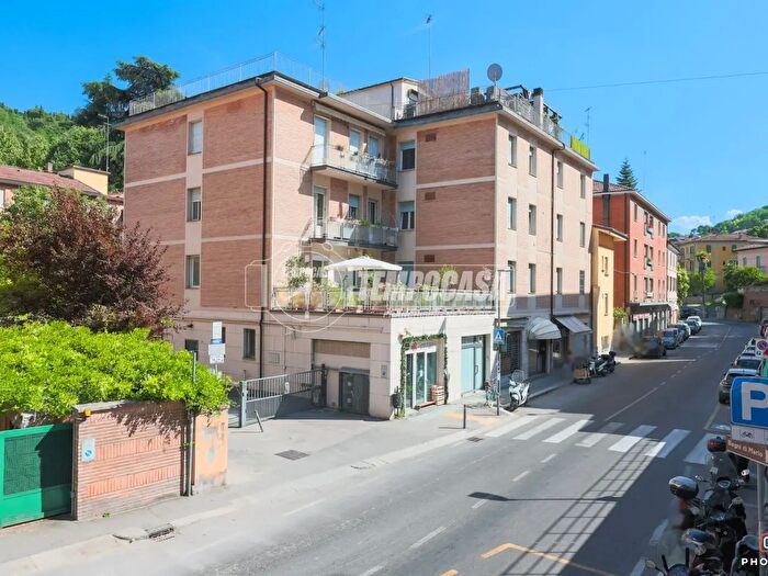 Appartamento trilocale in vendita in Via San Mamolo, Bologna