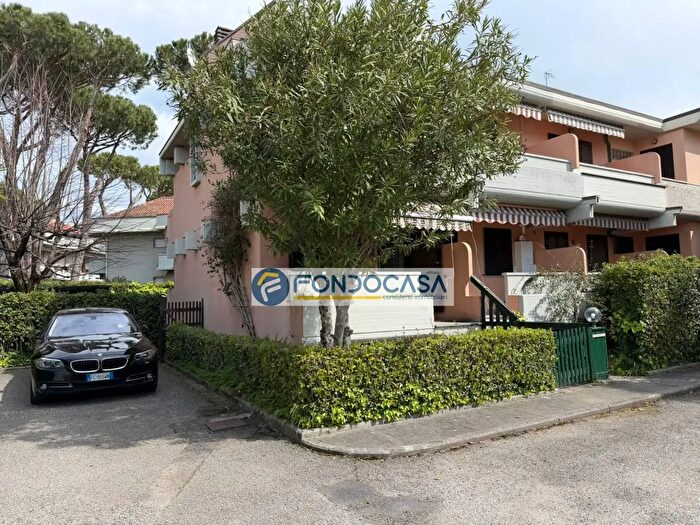Casa quadrilocale in vendita in Viale Roma, Massa