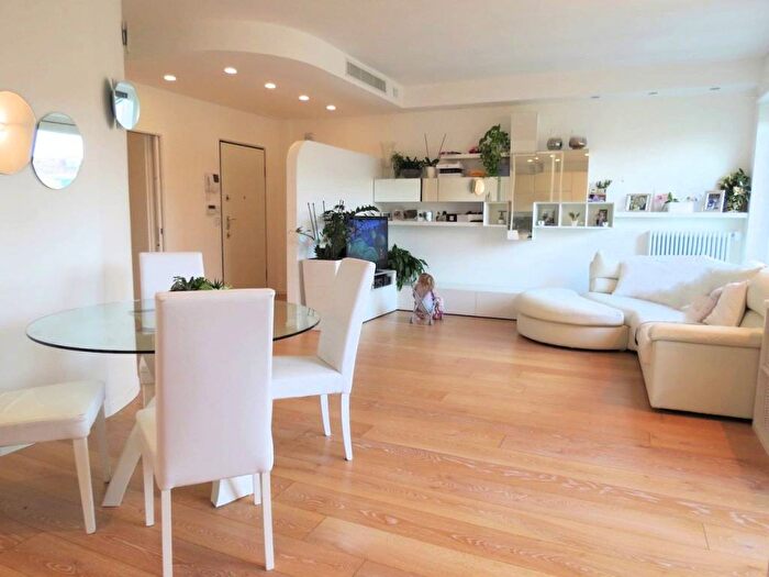 Appartamento trilocale in affitto in Via Domenico Cucchiari, Cenisio, Milano