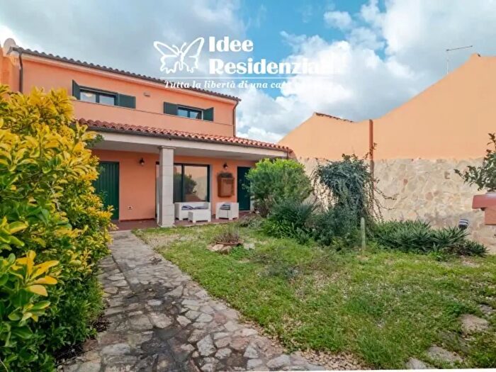 Casa con 8 locali in vendita in Via Gallura, Palau