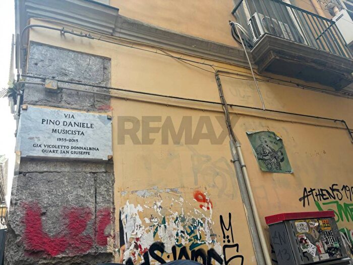 Appartamento trilocale in affitto in Via Santa Maria La Nova, Centro Storico, Napoli