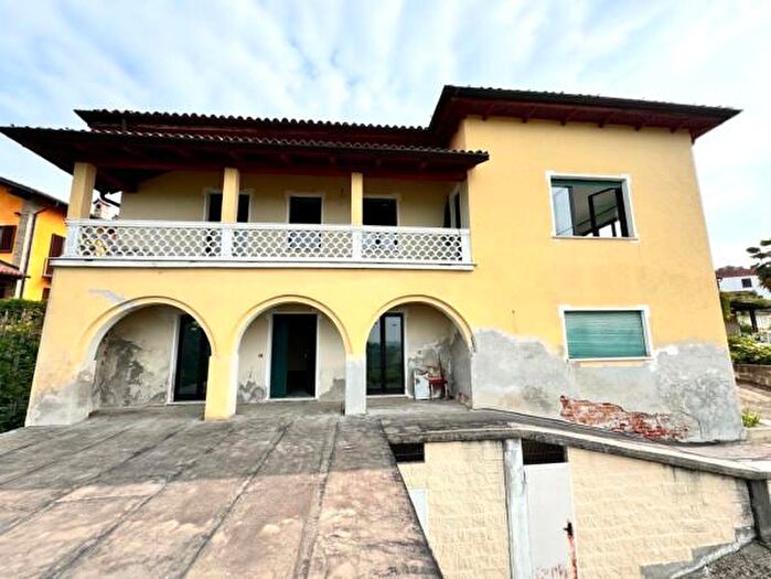 Casa con 6 locali in vendita in Via Monteu Roero, Canale