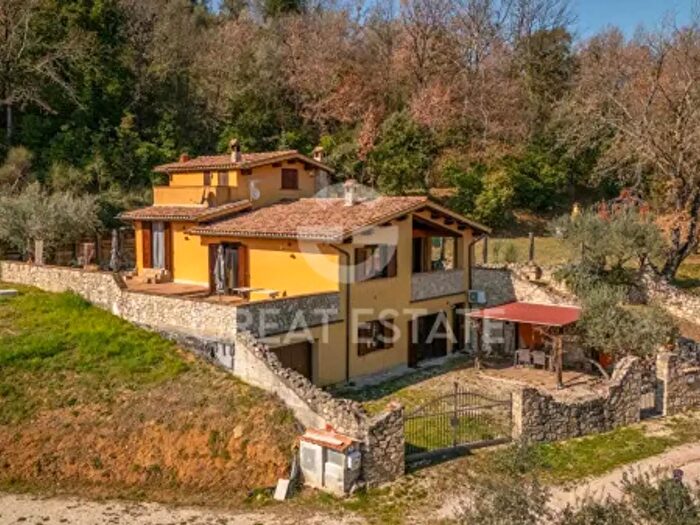 Casa con 6 locali in vendita in Via Campo Tinarelli, Bettona