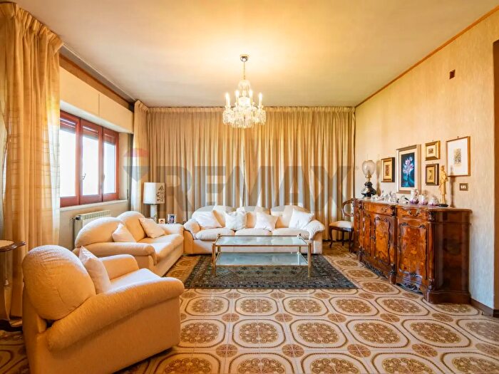 Casa con 10 locali in vendita in Viale Jonio, Acireale