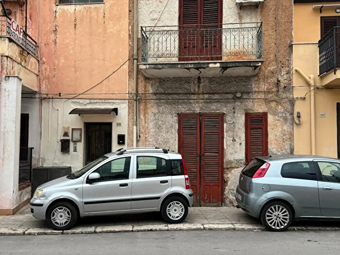 Appartamento trilocale in vendita in Corso dei Mille, Palermo