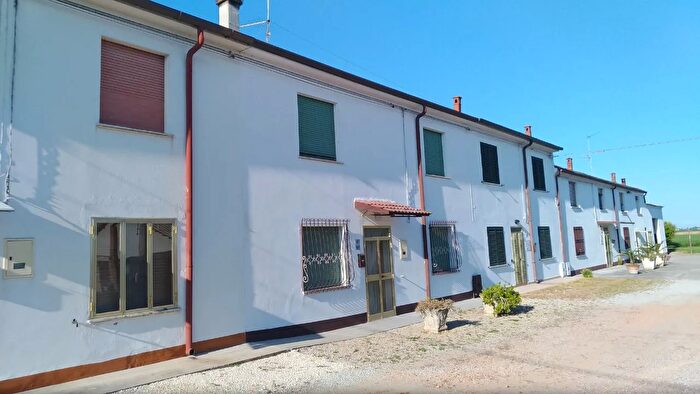 Casa con 6 locali in vendita in Tresignana