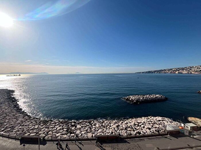 Appartamento trilocale in affitto in via UGO FOSCOLO, Chiaia, Napoli