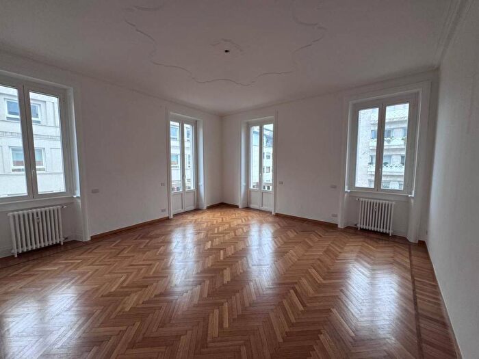 Appartamento con 5 locali in affitto in Piazza Santa Maria Beltrade, Duomo, Milano