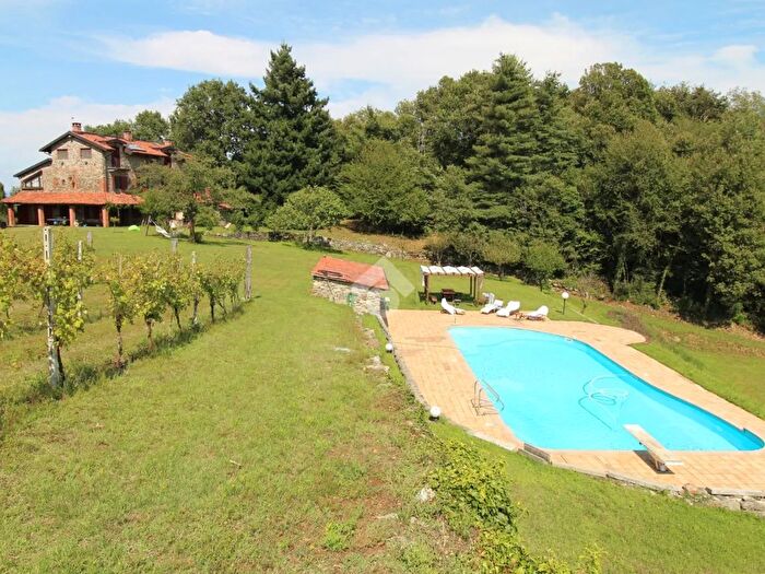 Casa con 10 locali in vendita in Via Zimone, Salussola