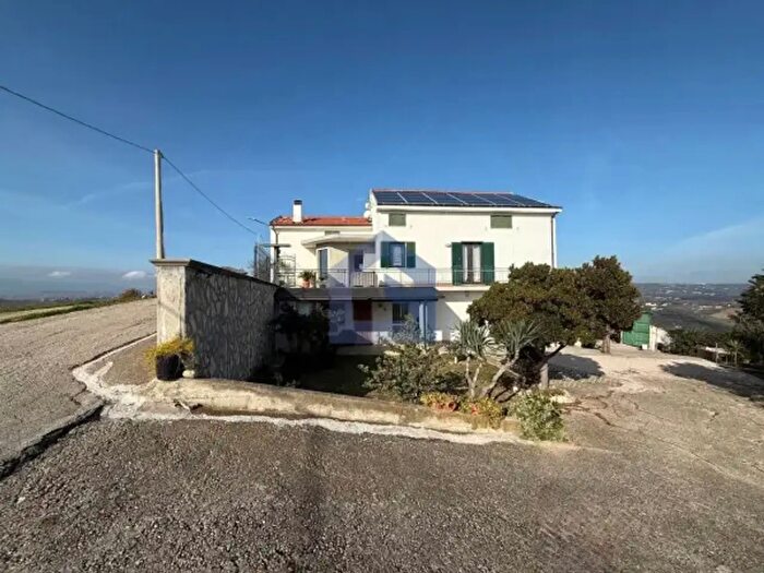 Casa con 6 locali in vendita in Frazione Colli Campitelli, Lanciano
