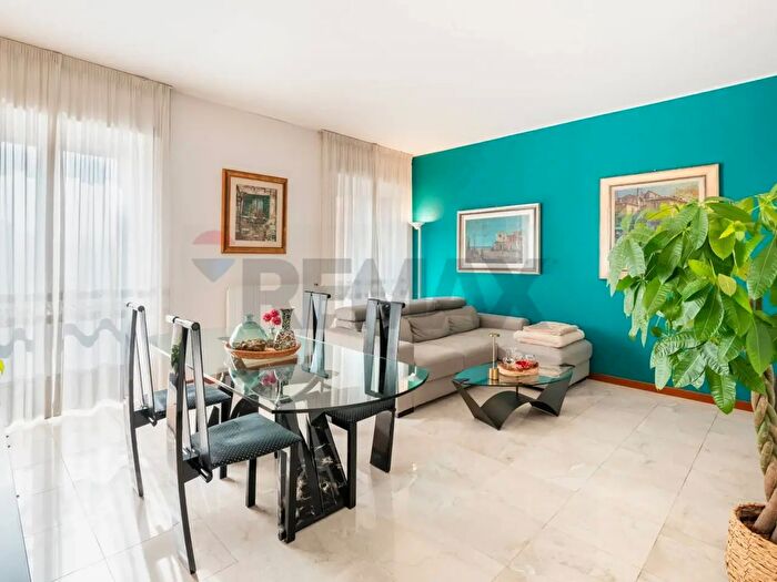 Appartamento quadrilocale in vendita in Via Valsesia, Milano