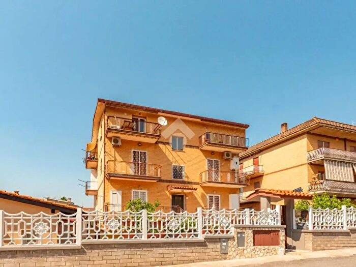 Appartamento con 5 locali in vendita in Via Vermicino, Roma