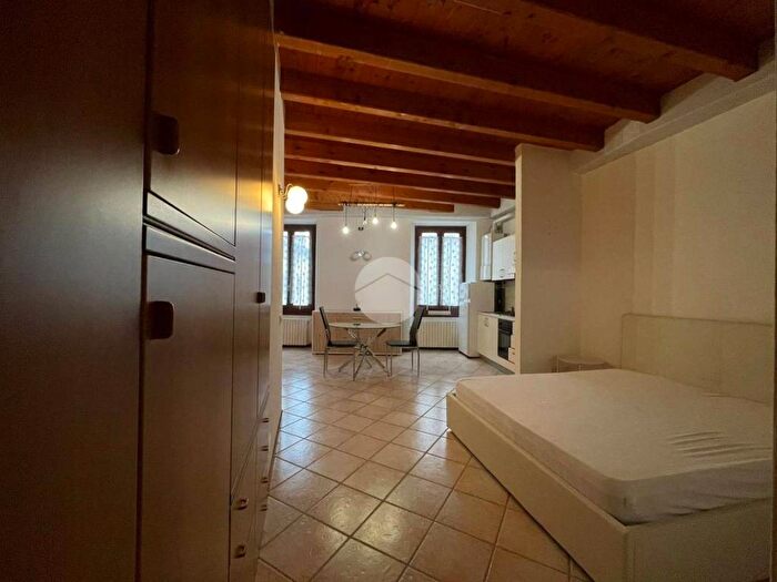 Appartamento monolocale in affitto in APPARTAMENTO via santa maria, Centro Storico, Desenzano del Garda