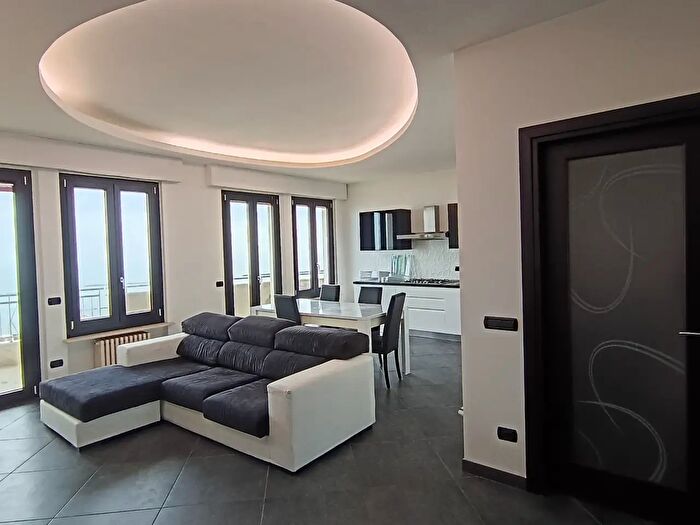 Appartamento trilocale in vendita in Via Luigi Mercantini, Ancona