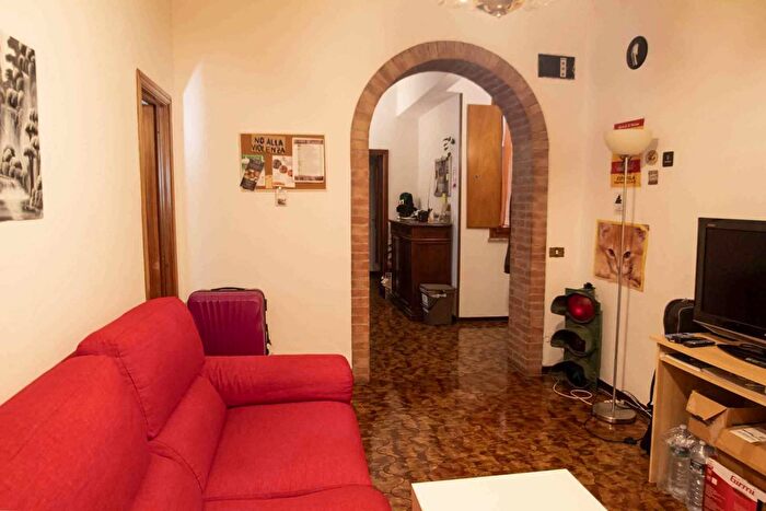 Appartamento quadrilocale in vendita in Ia Simone Martini, Siena