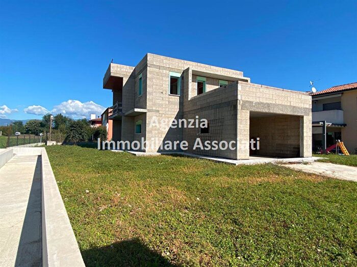 Casa quadrilocale in vendita in Via Alcide De Gasperi, Loria