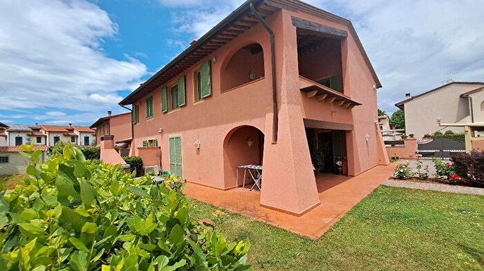 Casa con 8 locali in vendita in Calcinaia