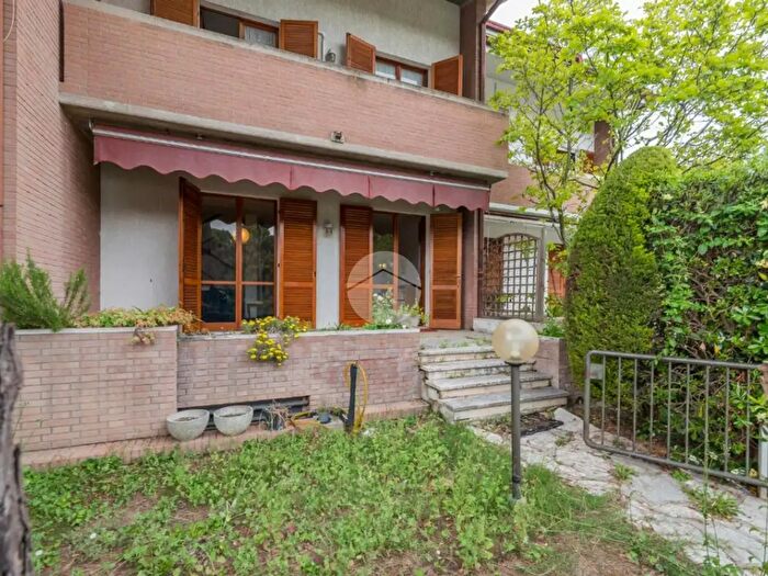 Casa quadrilocale in vendita in Via C Alvaro, Fano