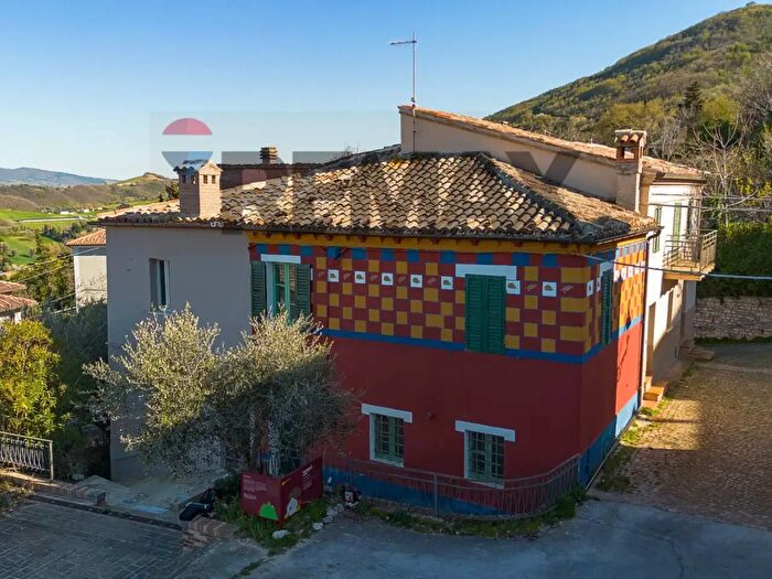 Casa quadrilocale in vendita in Piazza Balducci, Poggio San Vicino