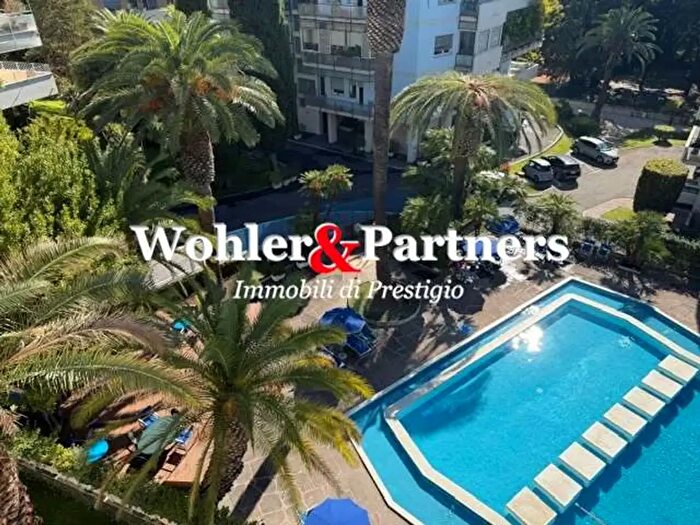 Appartamento con 10 locali in affitto in Via Nemea, Roma