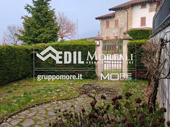 Casa con 7 locali in vendita in Montefiorino