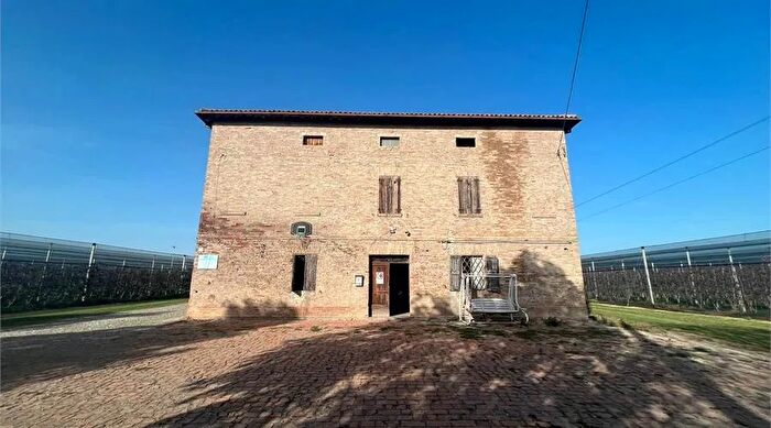 Casa con 10 locali in vendita in Carpi