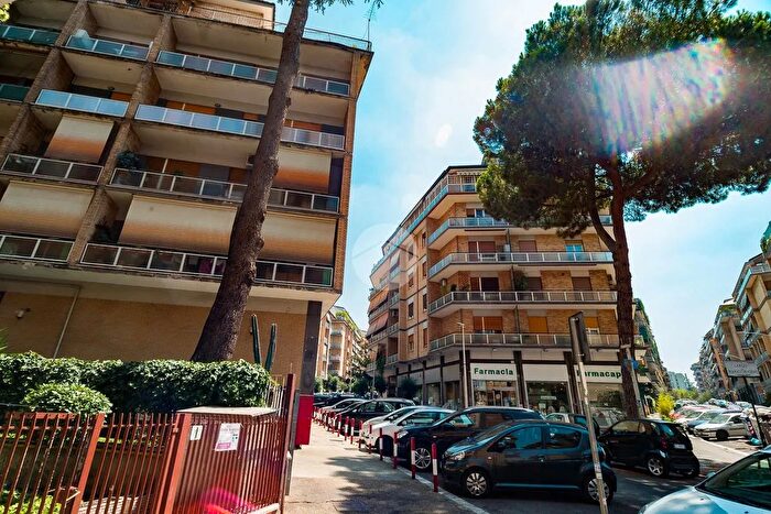 Appartamento trilocale in vendita in Largo Mario Massai, Roma