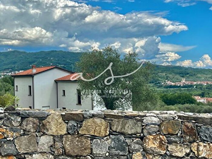 Casa con 6 locali in vendita in Bolano