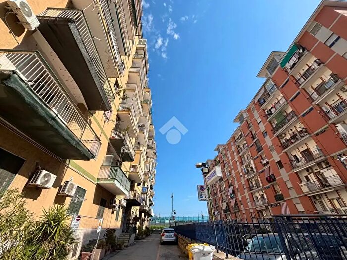 Appartamento trilocale in vendita in Via della Stadera, Napoli