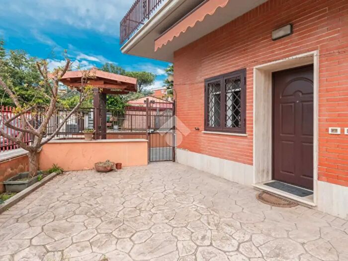 Appartamento trilocale in vendita in Via Costanzo Guglielmi, Roma