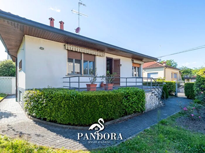 Casa con 6 locali in vendita in Via Monte Rosa, Sesto Calende