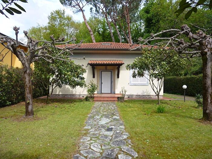 Casa con 5 locali in vendita in Via dei Cipressi, Montignoso