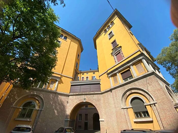 Appartamento con 7 locali in vendita in Crispi, Modena
