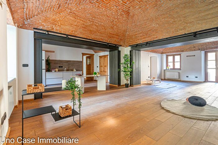 Appartamento con 9 locali in vendita in Via Cattedrale Ivrea, Ivrea