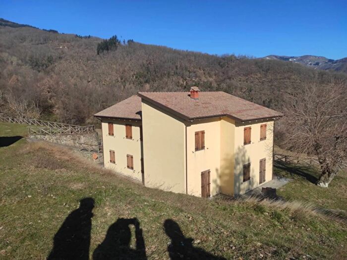 Casa con 10 locali in vendita in Strada Comunale per La Villa Vernio, Vernio