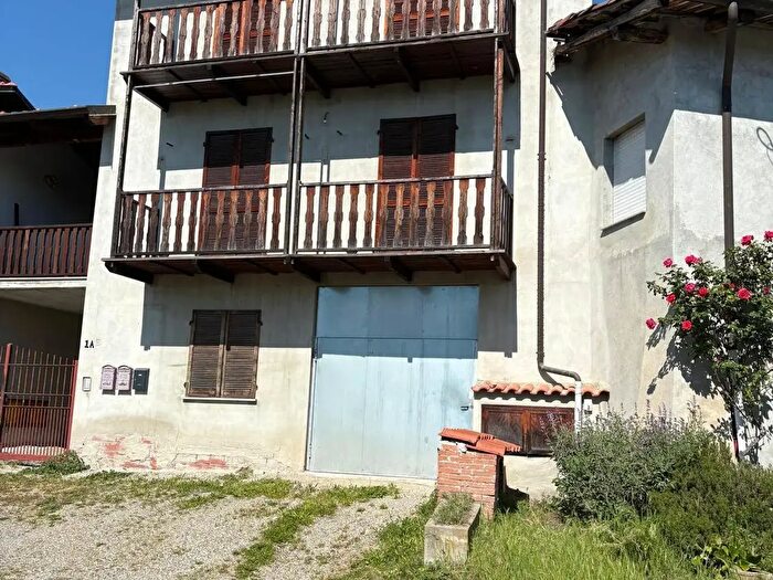 Casa trilocale in affitto in Piazza Mon Signor Ossola, Barone Canavese