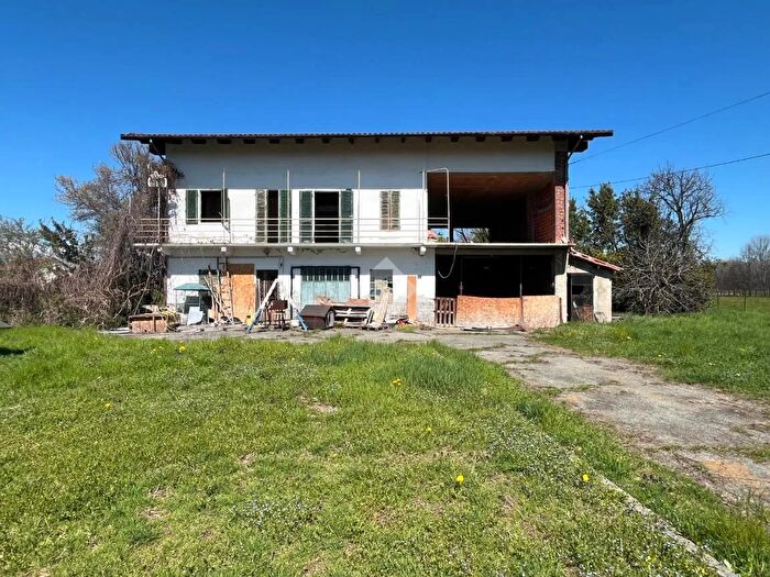 Casa con 8 locali in vendita in Via Gamberi, San Francesco Al Campo