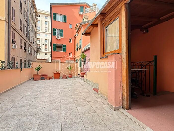 Appartamento quadrilocale in vendita in Vico Chiuso Lorenzo Pareto, Genova